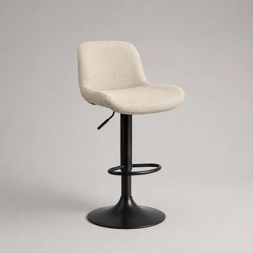 Sgabello da bar girevole regolabile in tessuto bouclé crema con base in acciaio nero, 48 x 50 x 85-105 cm