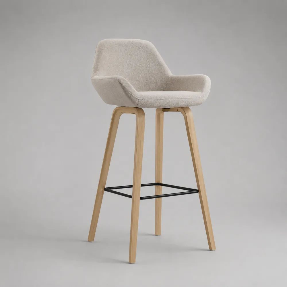Sgabello da bar imbottito in tessuto beige con schienale, braccioli, gambe in legno e poggiapiedi in metallo, 55 x 56 x 105 cm