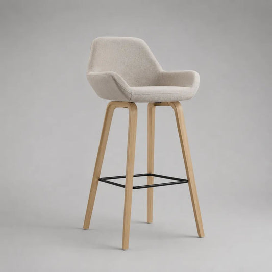Sgabello da bar imbottito in tessuto beige con schienale, braccioli, gambe in legno e poggiapiedi in metallo, 55 x 56 x 105 cm