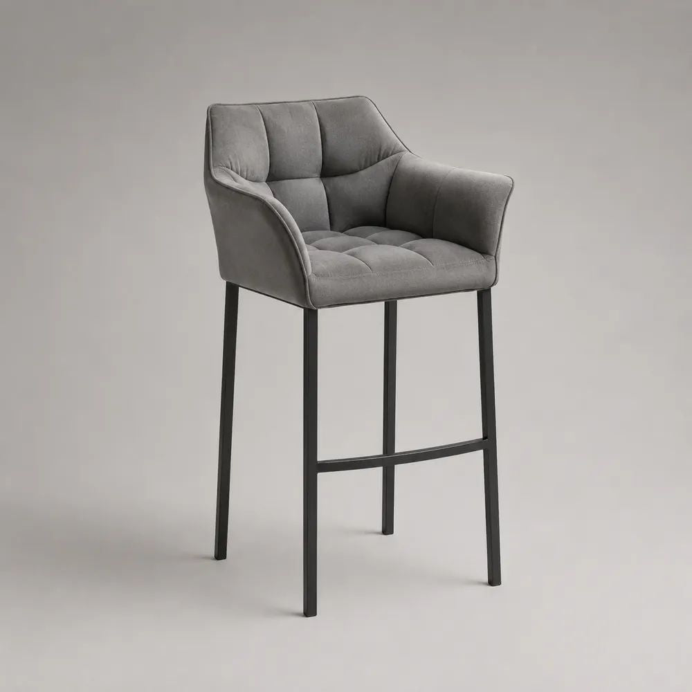 Sgabello da bar imbottito con braccioli, rivestimento in velluto grigio e telaio in acciaio nero, 57 x 56 x 101 cm, seduta 68 cm