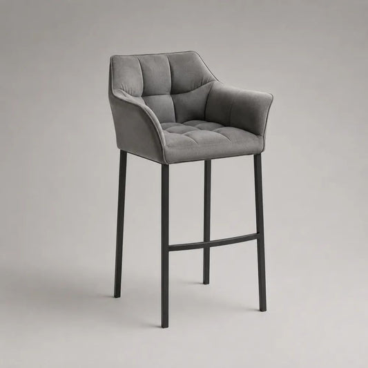 Sgabello da bar imbottito con braccioli, rivestimento in velluto grigio e telaio in acciaio nero, 57 x 56 x 101 cm, seduta 68 cm
